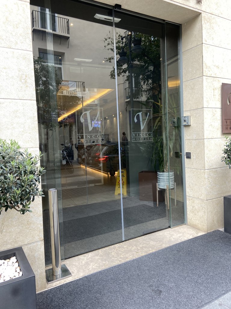 Portes automàtiques d'accés a l'establiment.