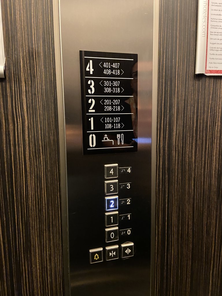 Ascensor completament accessible, preparat amb botons en braille i una alçada adequada, preparat amb sistemes d'avís visuals i sonors, i amb un panell orientatiu de l'establiment.