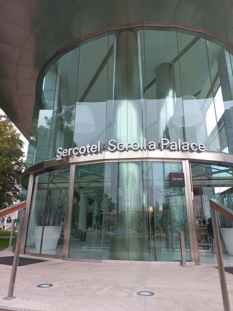 Establishment recognizable from the outside with a sign on the facade.