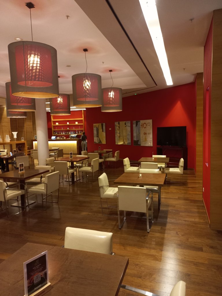 Homogeneous lighting, without shadow areas or elements that emit flashes.