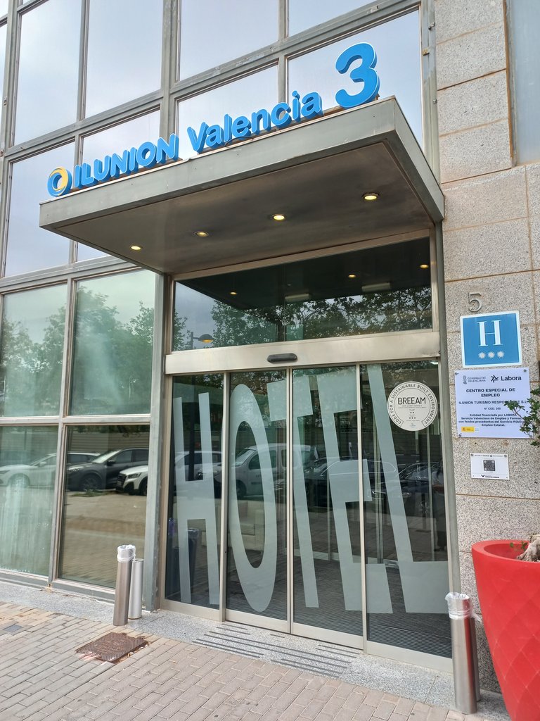 Establiment reconeixible des de l'exterior amb rètol a la façana.