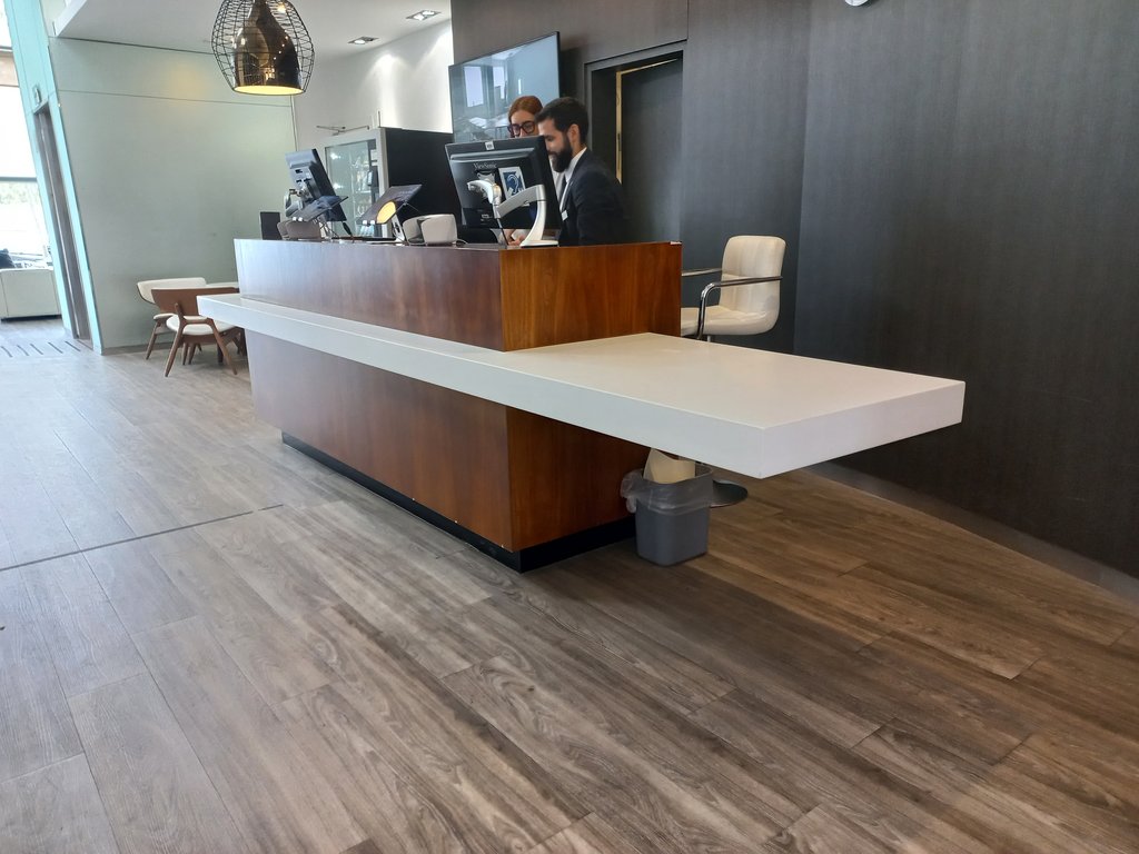 Mostrador amb zona rebaixada i zona d'aproximació lliure d'obstacles.