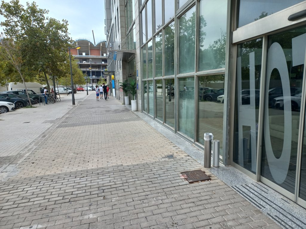 Itinerari d'aproximació ampli i lliure d'obstacles.