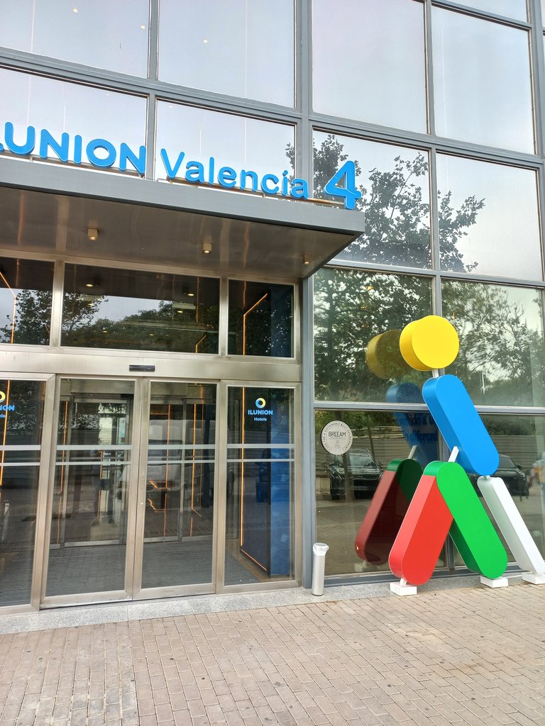 Establiment reconeixible des de l'exterior amb rètol a la façana.