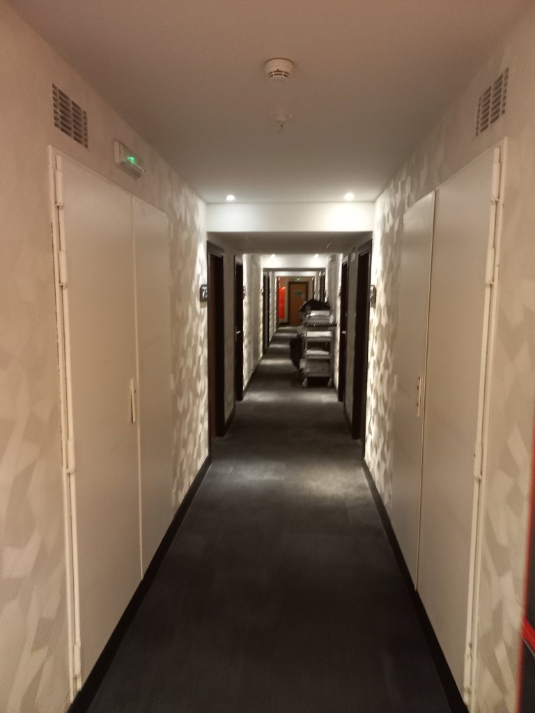 Il·luminació homogènia amb contrast entre terra i paràmetres verticals i portes.