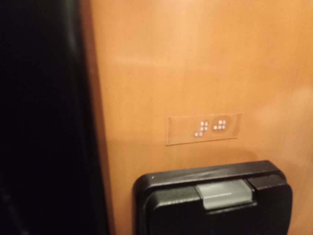 Identificació de portes mitjançant sistema braille.