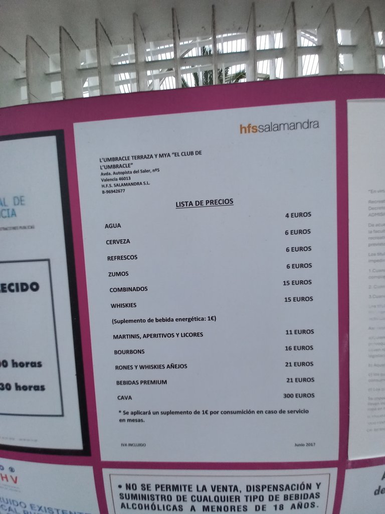 Informació d'interès en panells amb text contrastat amb el fons i mida adequada respecte a la distància de lectura.