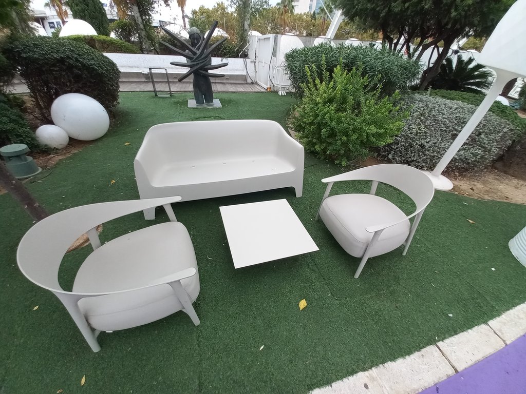 Zones de descans proveïdes de mobiliari ergonòmic.