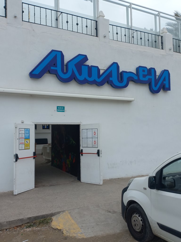 Establishment recognizable from the outside with a sign on the facade.