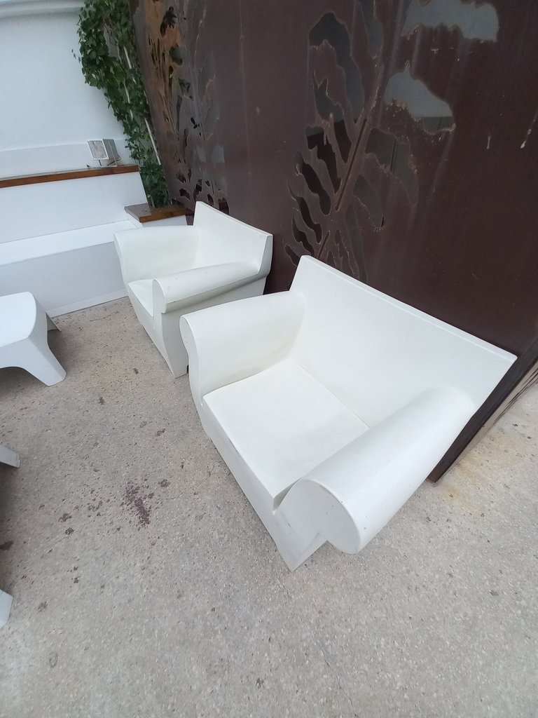 Rest areas with ergonomic equipment.