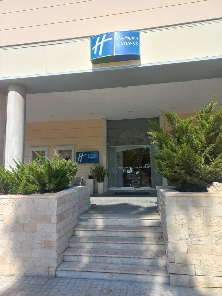 Establecimiento reconocible desde el exterior con rótulo en fachada.