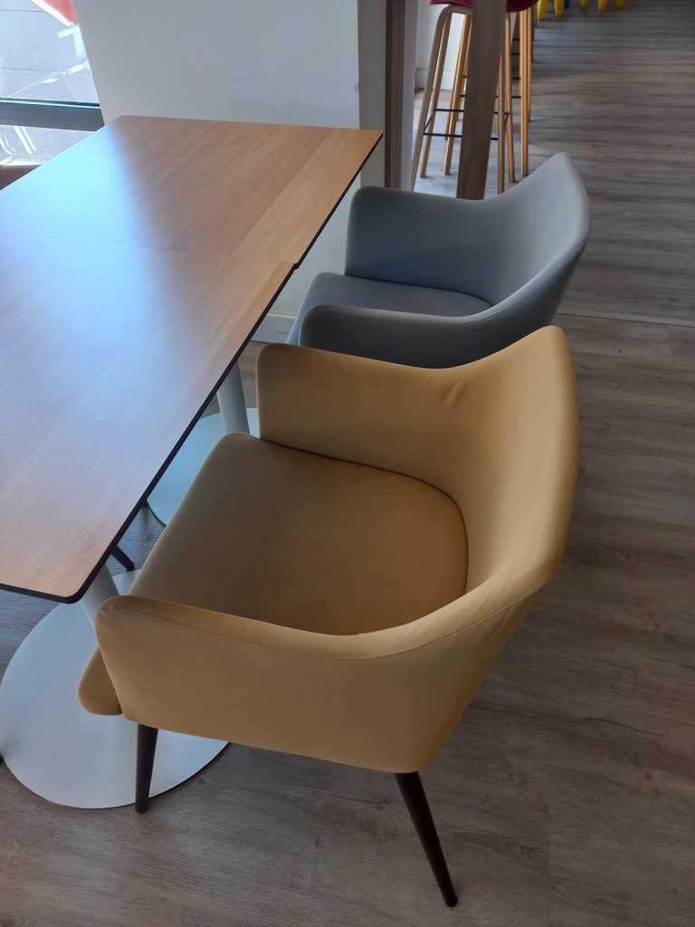 Áreas de descanso con equipamiento ergonómico.