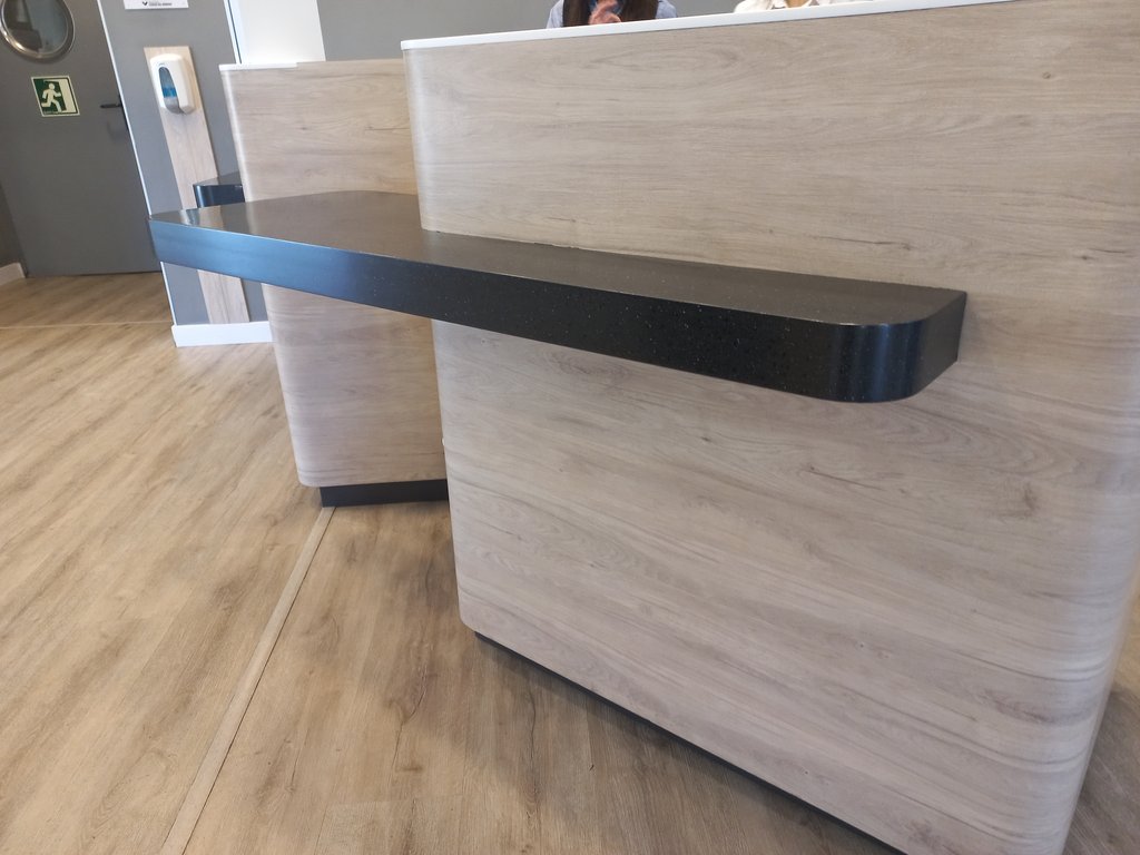 Mostrador de atención al cliente con zona rebajada y libre de obstáculos y zona de aproximación.