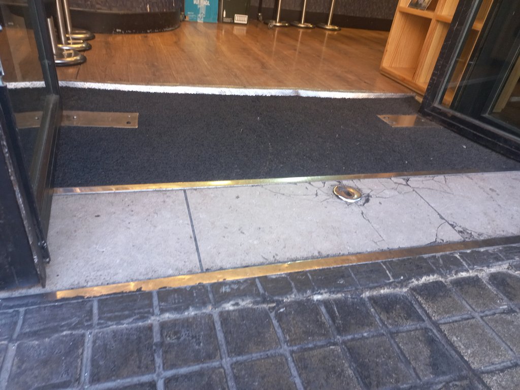 Main access flat and free of obstacles.