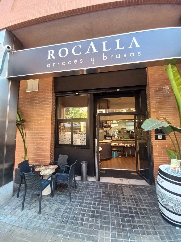 Establishment recognizable from the outside with a sign on the facade.