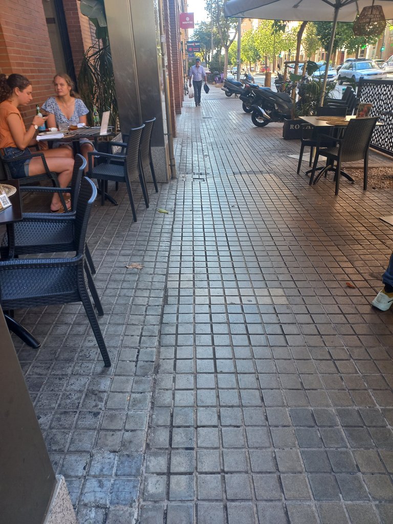 Wide and obstacle-free approach itinerary.