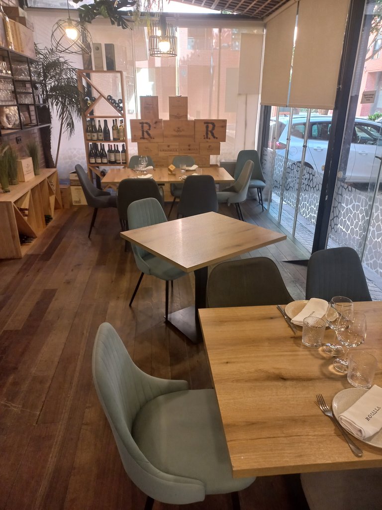 Adequate, homogeneous lighting free of shadow zones and glare.