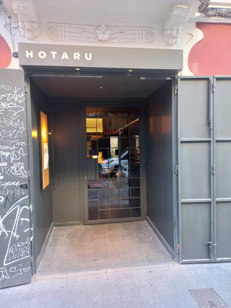 Establecimiento reconocible desde el exterior con rótulo en fachada.