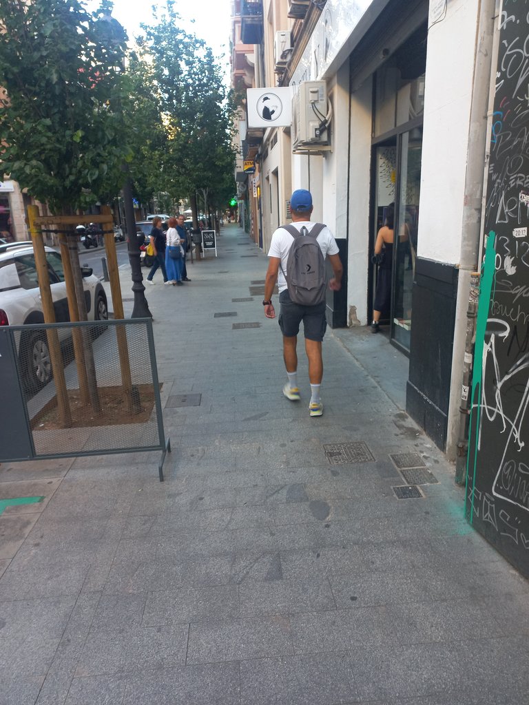 Recorrido de aproximación amplio y libre de obstáculos en línea de fachada.