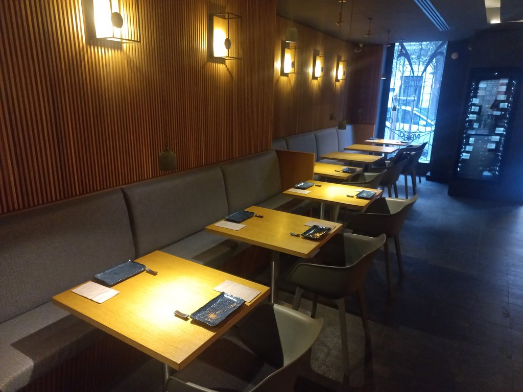 Disponibilidad de mesas iluminadas y con recorrido definido por disposición del mobiliario.