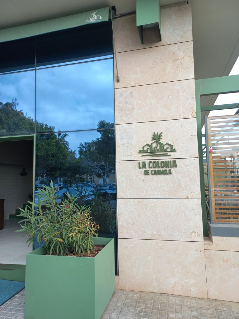 Establishment recognizable from the outside with a sign on the facade.