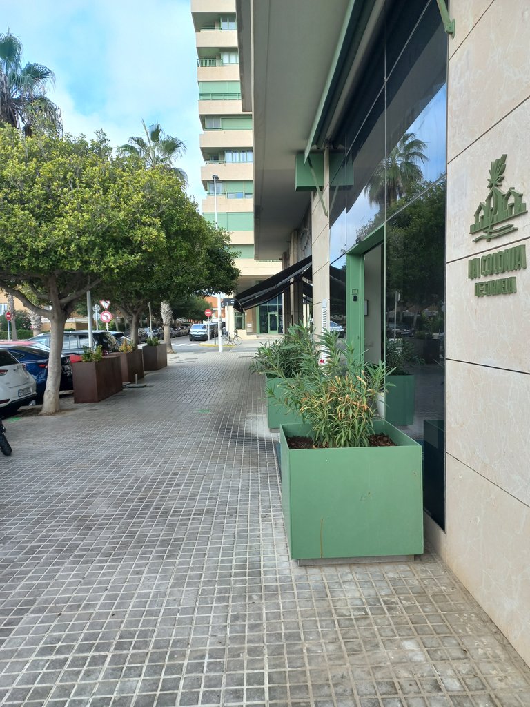 Wide and obstacle-free approach itinerary.