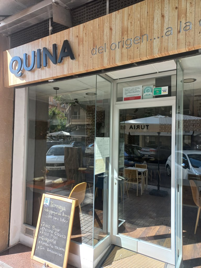 Establishment recognizable from the outside with a sign on the facade.