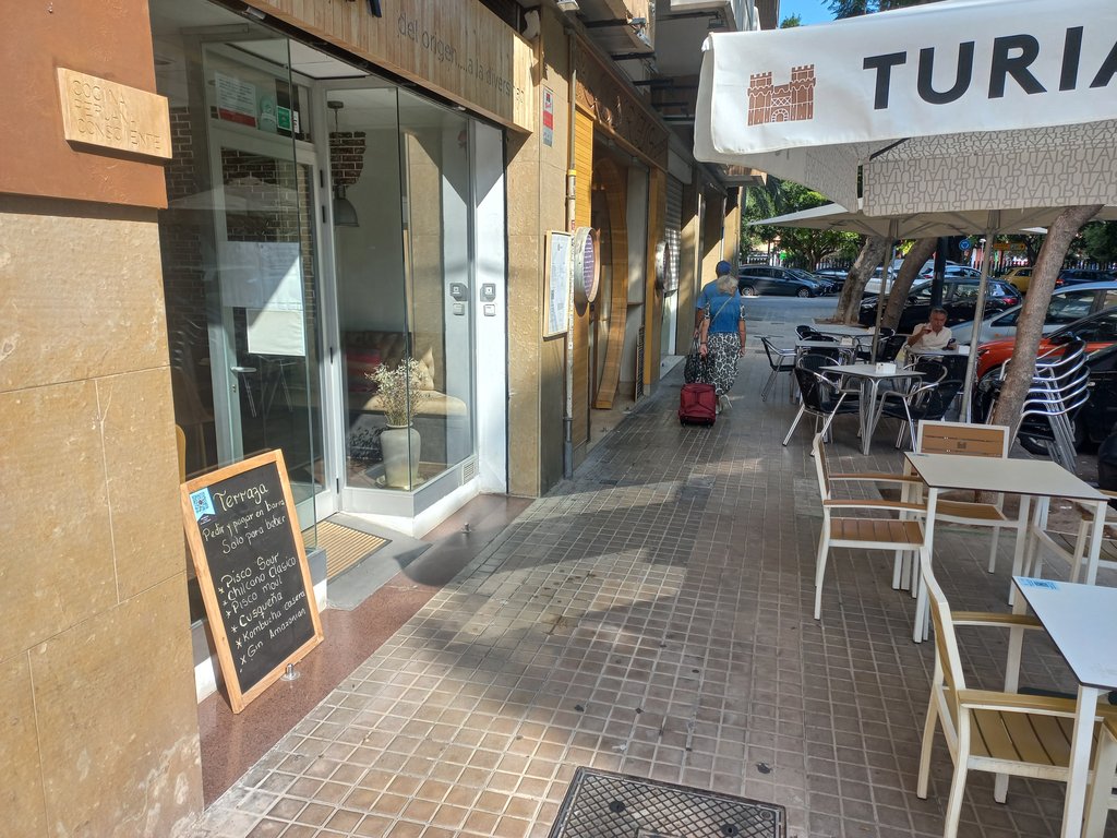 Wide and unobstructed approach path along the facade line.