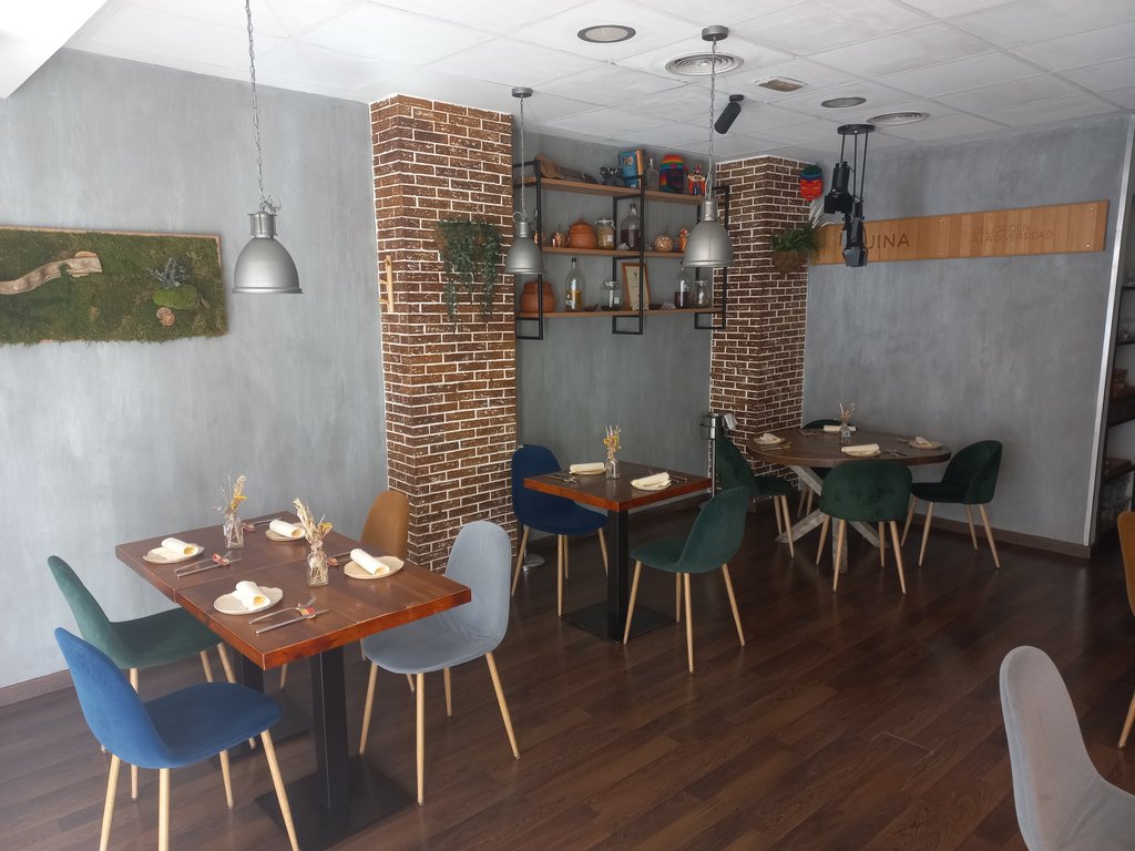 Homogeneous lighting without shadow areas or elements that emit reflections.