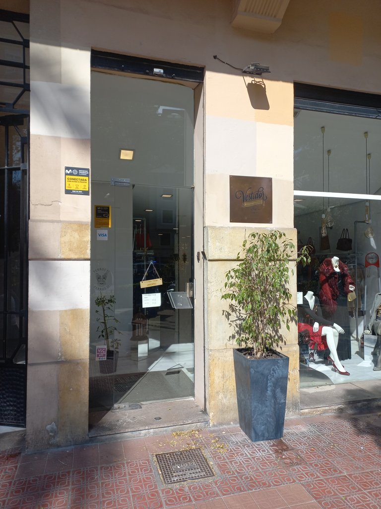 Establishment recognizable from the outside, with sign on the facade.