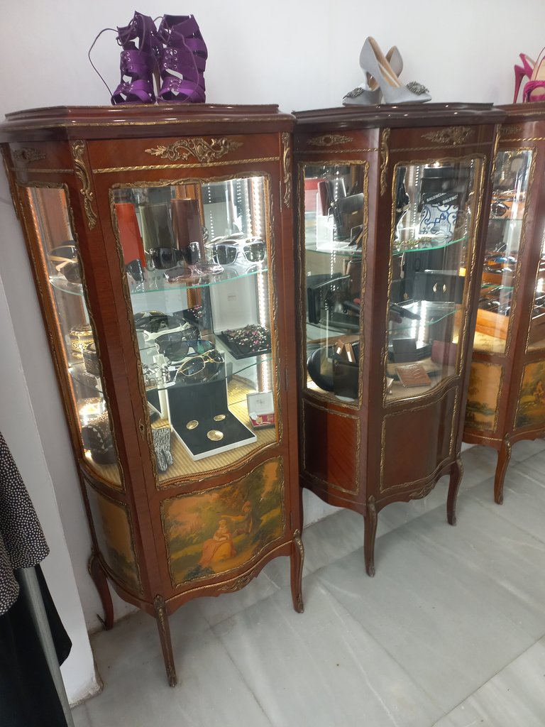 Showcases with appropriate height and visibility of all displayed items.