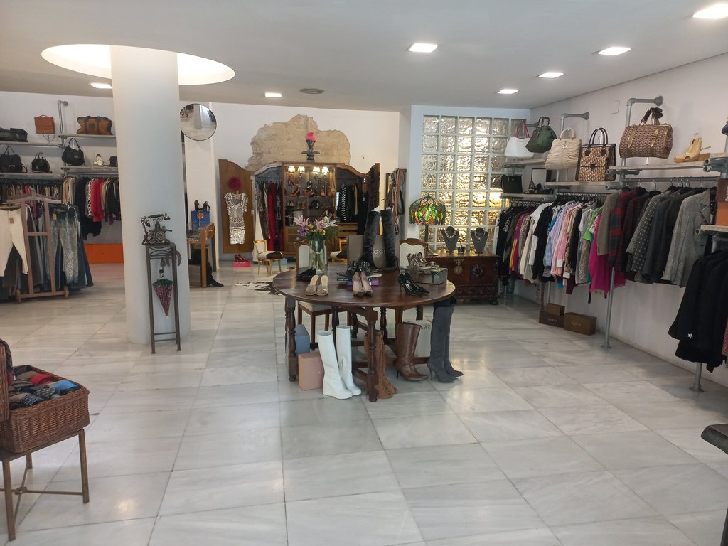 Homogeneous lighting throughout the establishment without shadow areas or elements that emit reflections or flashes.