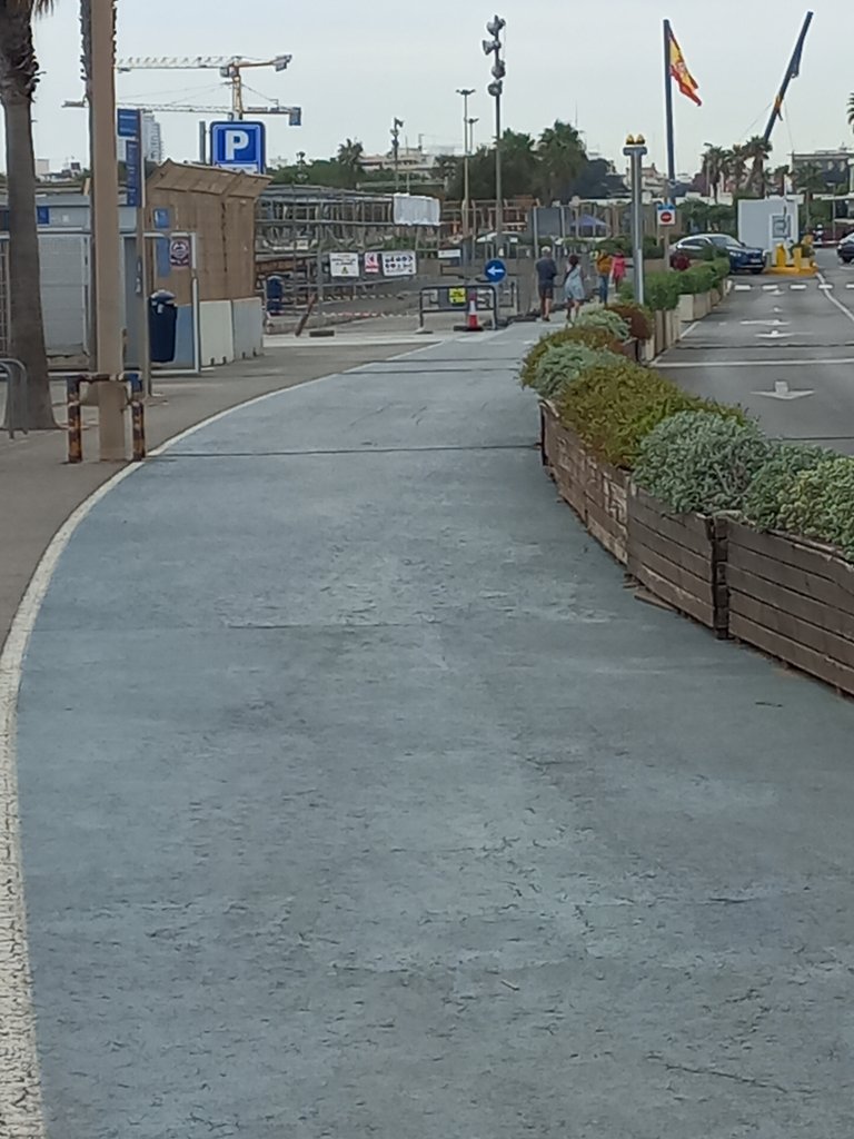 Wide and obstacle-free approach path.