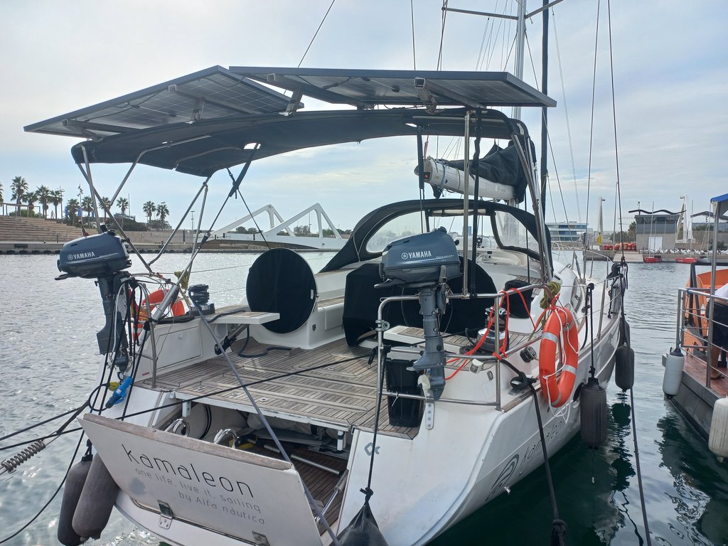 Equipment provided with a transfer area and safety railings as well as a wide area free of obstacles and folding seats.