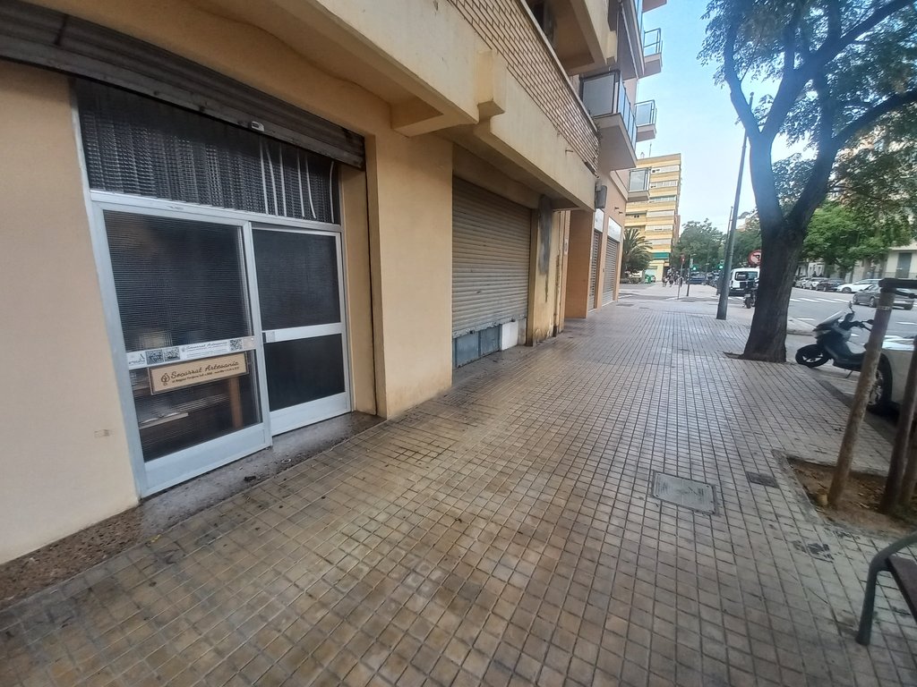 Wide and obstacle-free approach path.