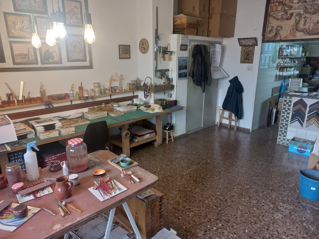 Homogeneous lighting without shadow areas or elements that emit reflections or flashes.