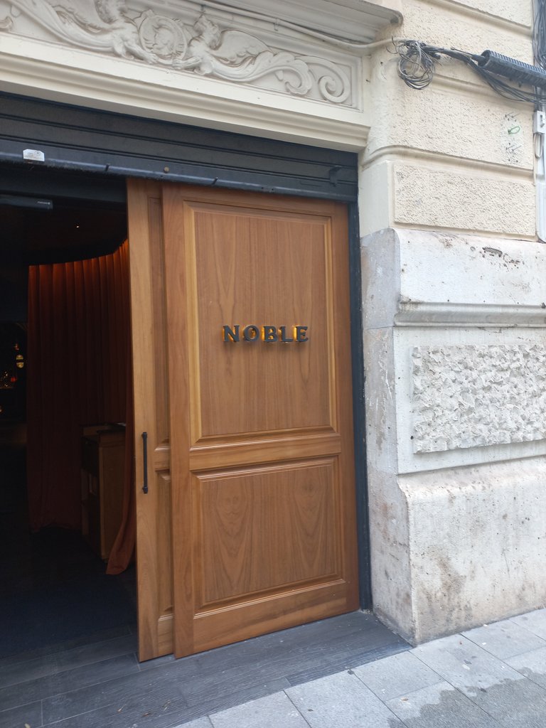 Establishment recognizable from the outside with a sign on the facade.