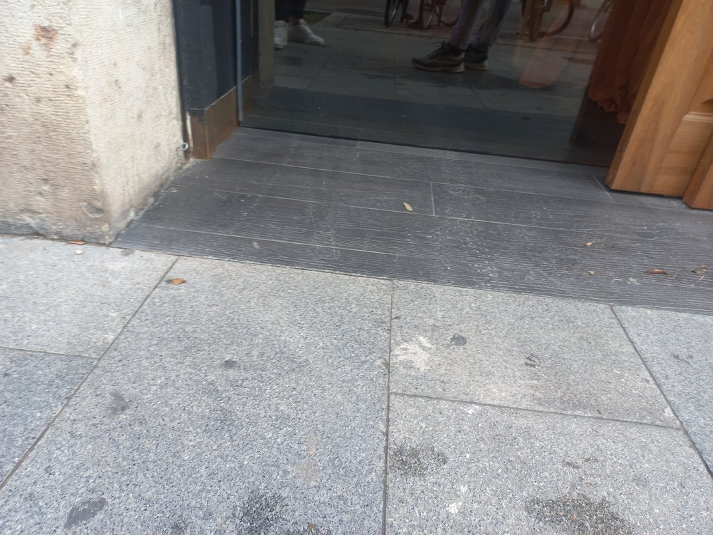 Main access flat and obstacle-free. With automatic door and vinyls for glass identification.