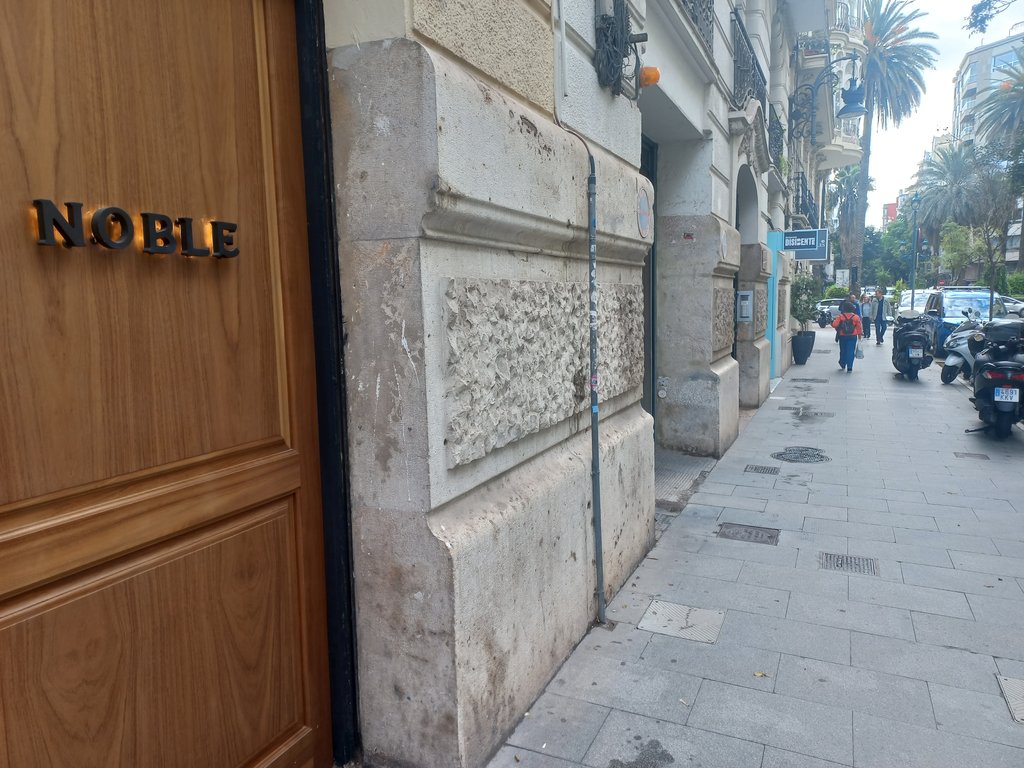 Approach path free of obstacles and wide.