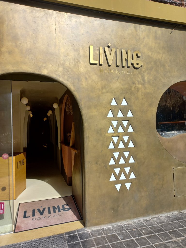 Establishment recognizable from the outside with a sign on the facade.