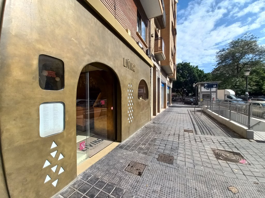 Wide and obstacle-free approach path.