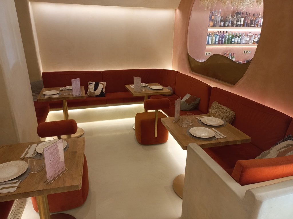 Adequate and homogeneous lighting, without shadow areas or elements that emit reflections or flashes.