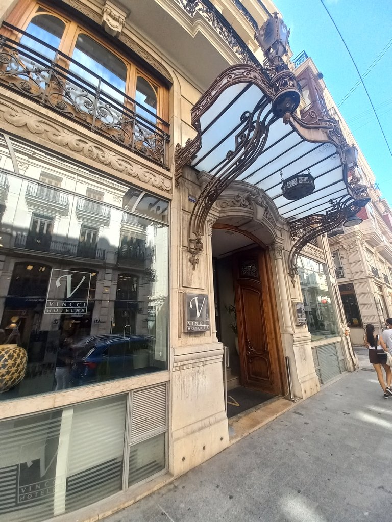 Establishment recognizable from the outside with a sign on the facade.