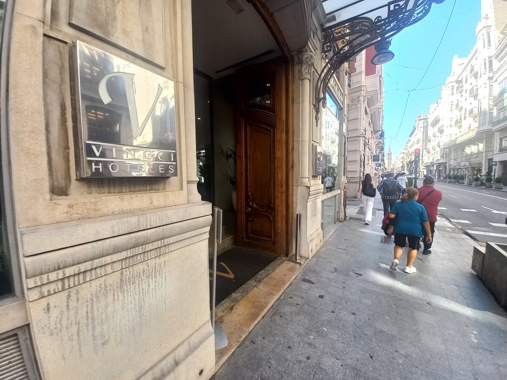 Wide and obstacle-free approach itinerary.