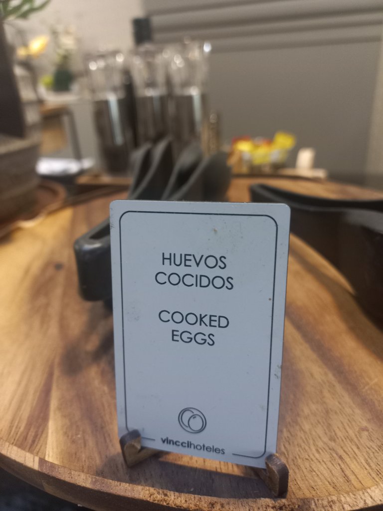 Information on signage in large size and contrasted against the background color.