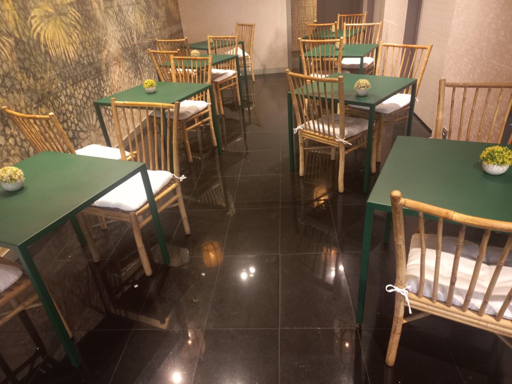 Homogeneous lighting without shadow areas or elements that emit reflections or flashes.