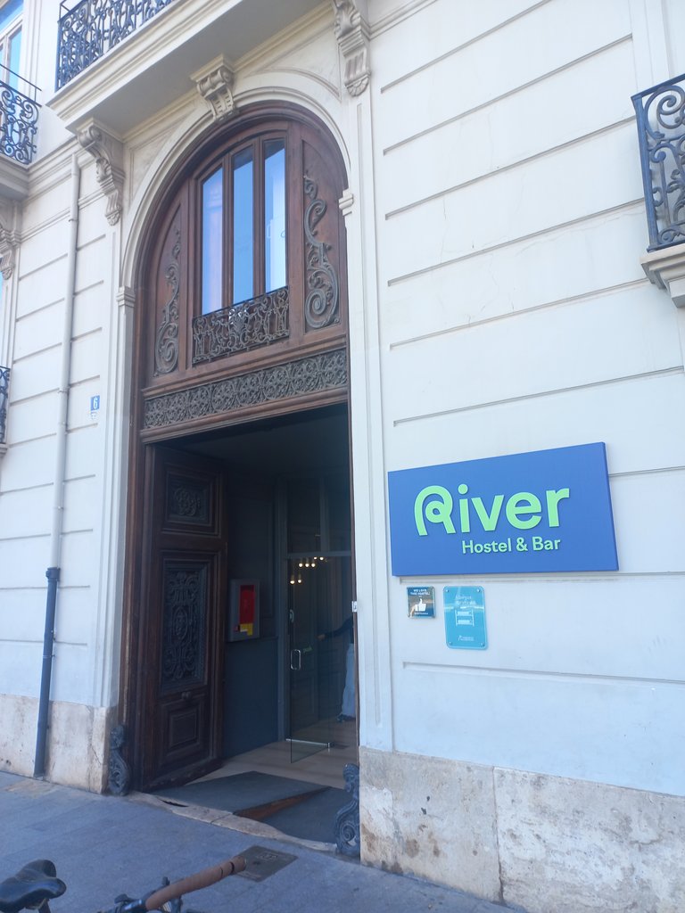 Establishment recognizable from the outside with a sign on the facade.