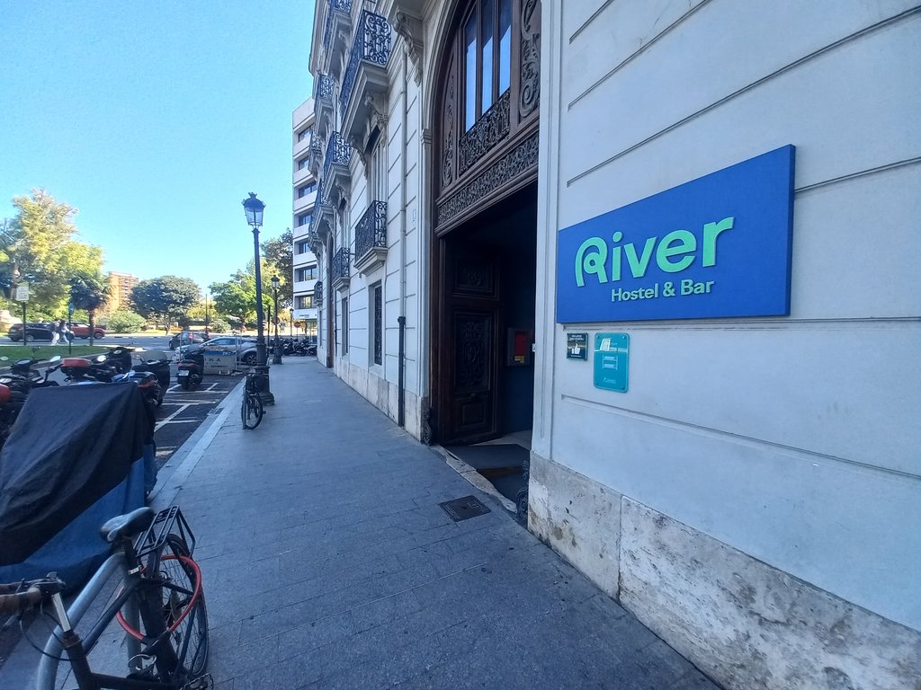 Wide and unobstructed approach path along the facade line.