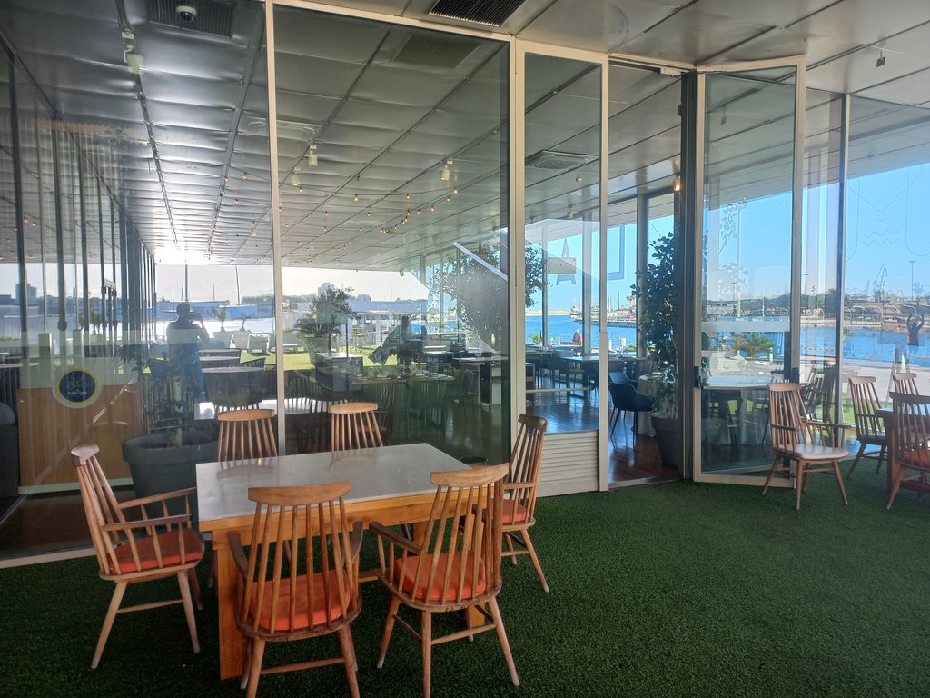 Homogeneous natural and artificial lighting without shadow areas or elements that emit reflections.