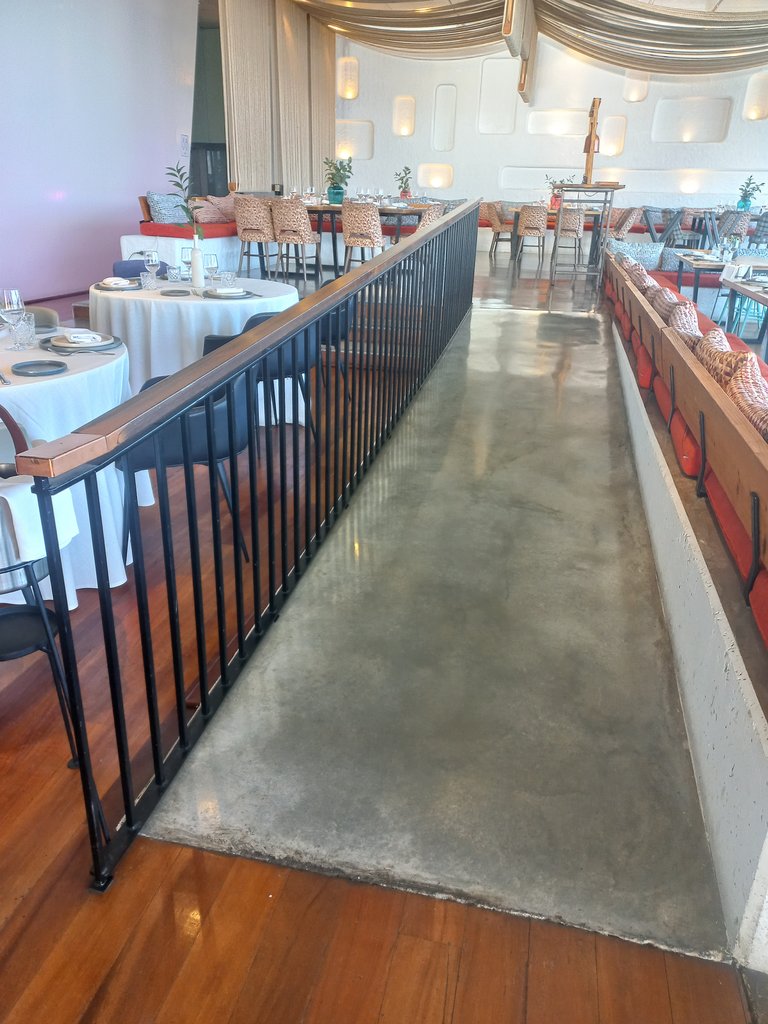 Architectural solutions to overcome level differences in interior routes.